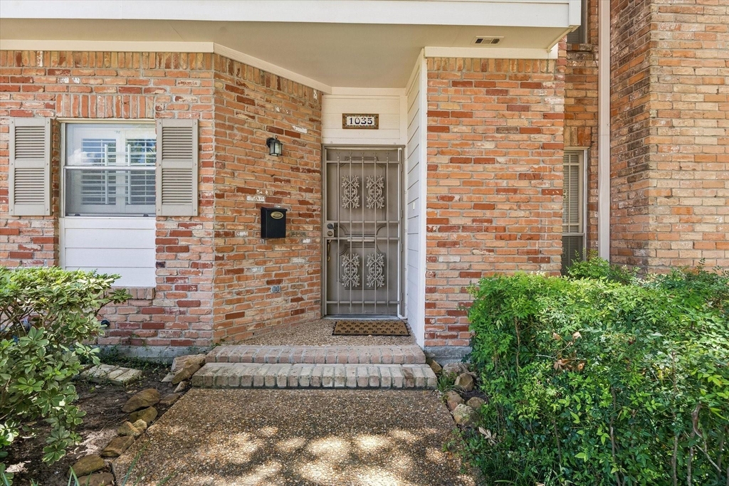1035 Fountain View Drive - Photo 1