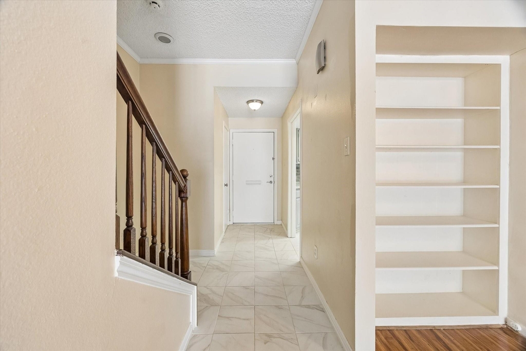 1035 Fountain View Drive - Photo 3