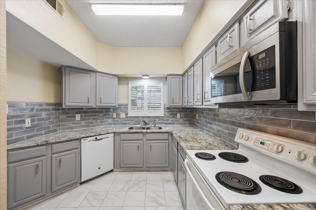 1035 Fountain View Drive - Photo 5