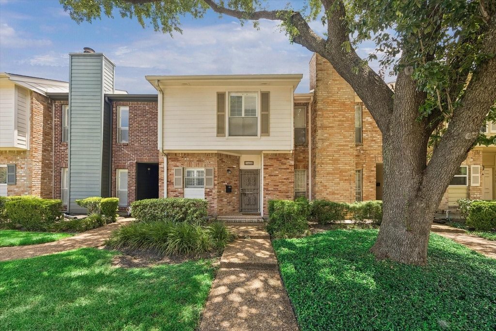 1035 Fountain View Drive - Photo 0