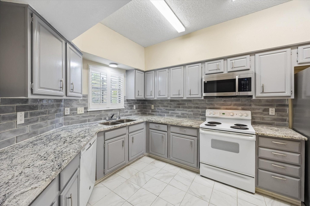 1035 Fountain View Drive - Photo 4