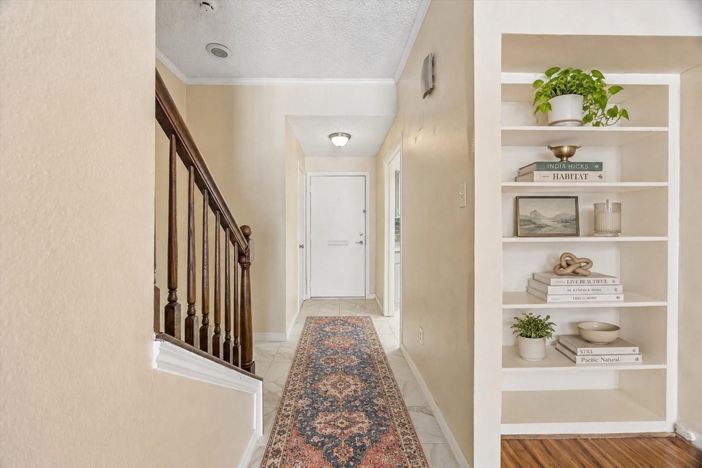1035 Fountain View Drive - Photo 2