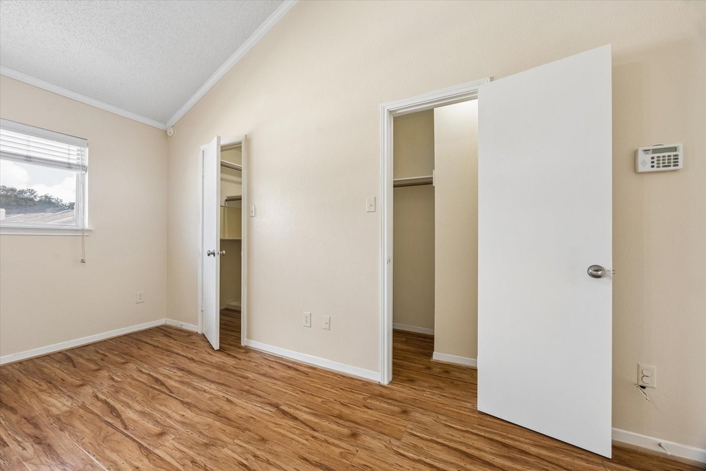 1035 Fountain View Drive - Photo 18