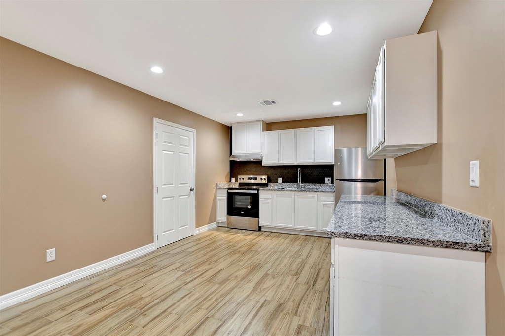 7900 Lane Street - Photo 10
