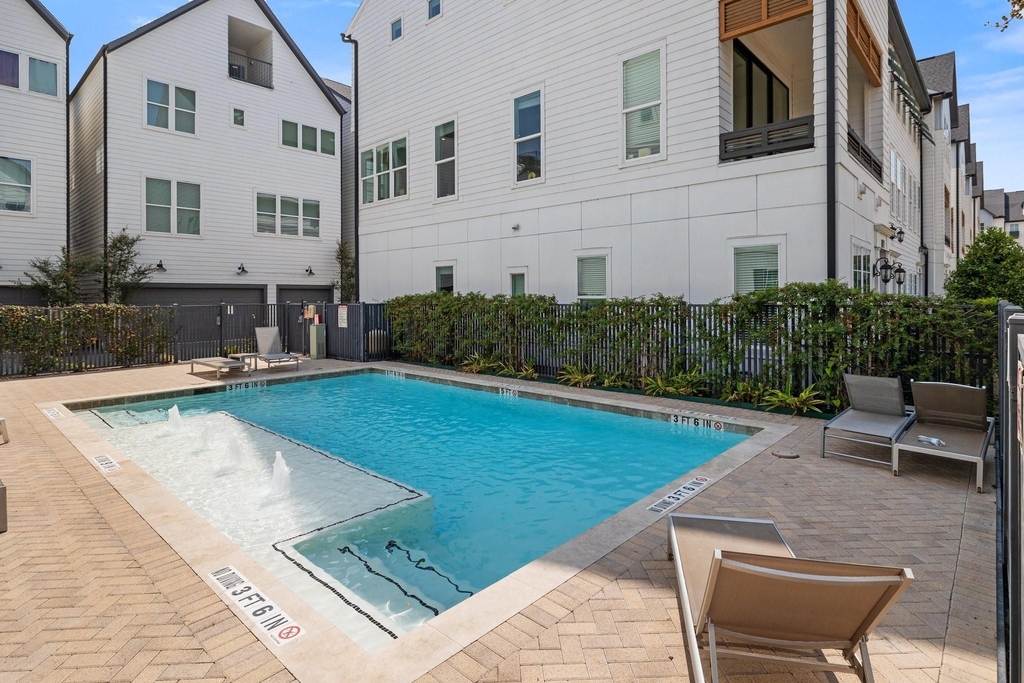 3306 W 12th Street - Photo 1