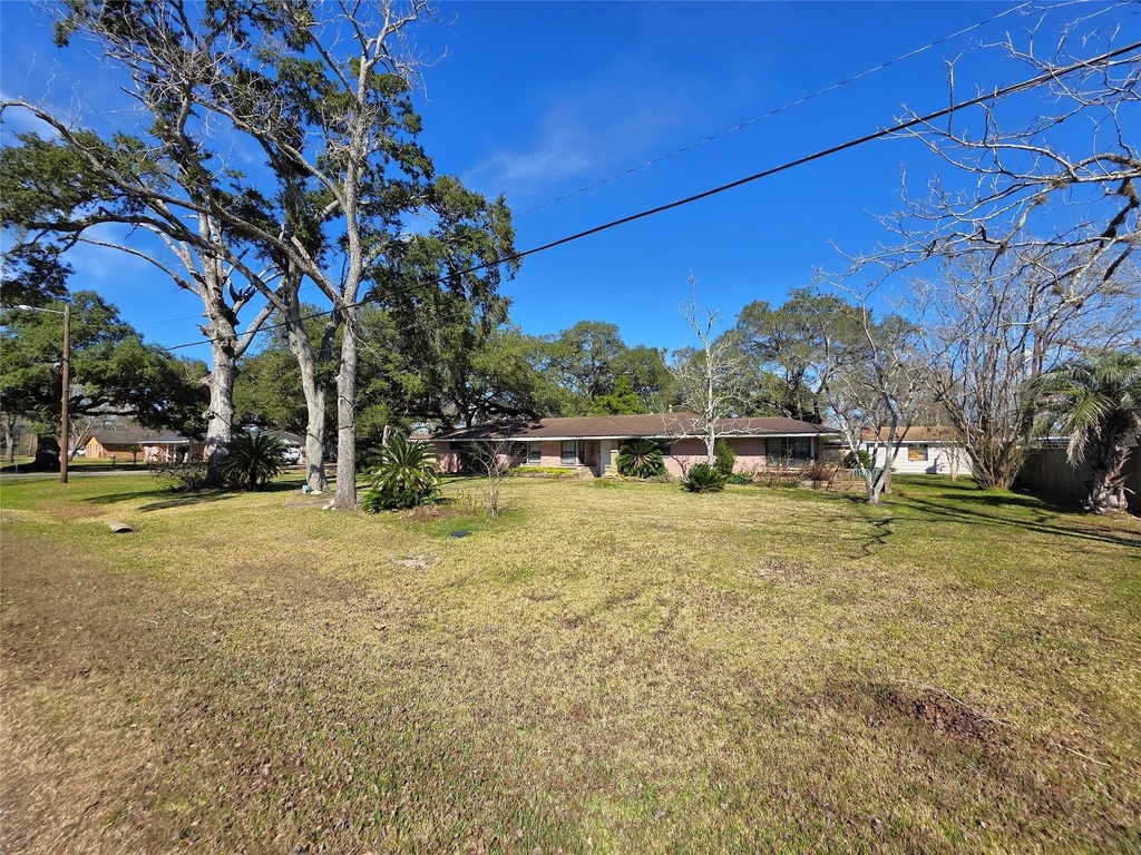 706 Maple St - Photo 1