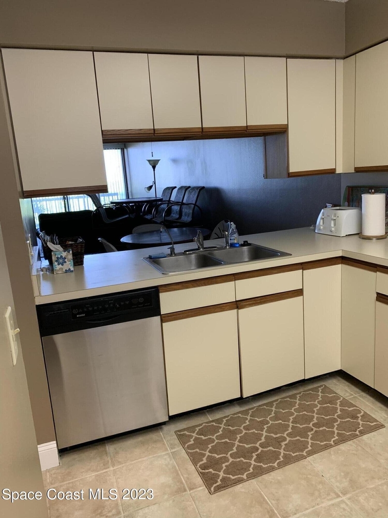 300 Columbia Drive - Photo 4