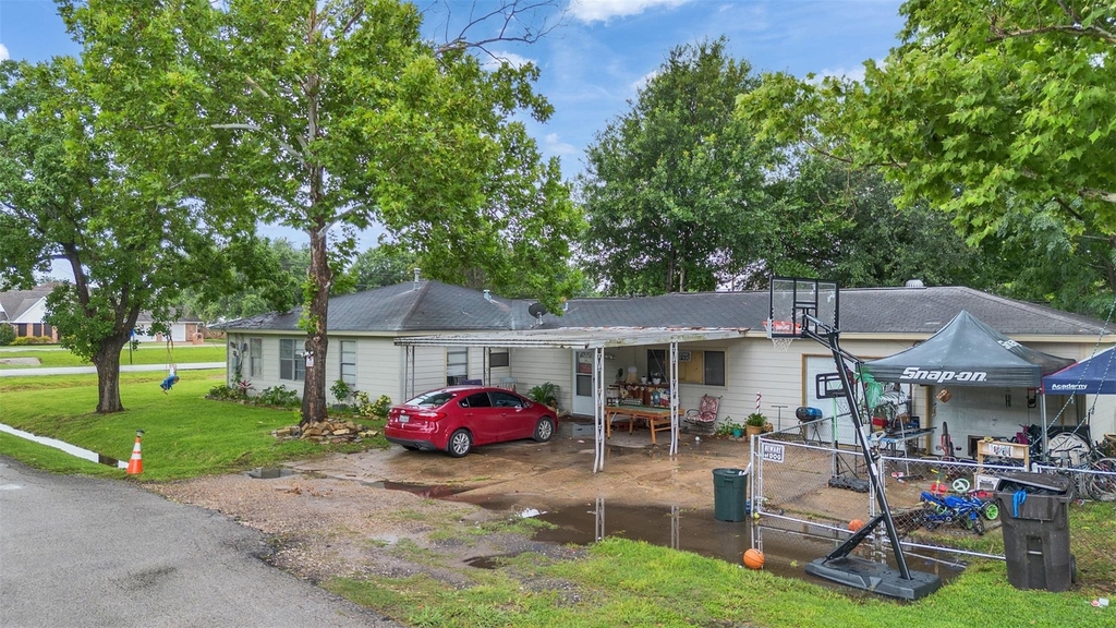 815 Avenue G - Photo 2