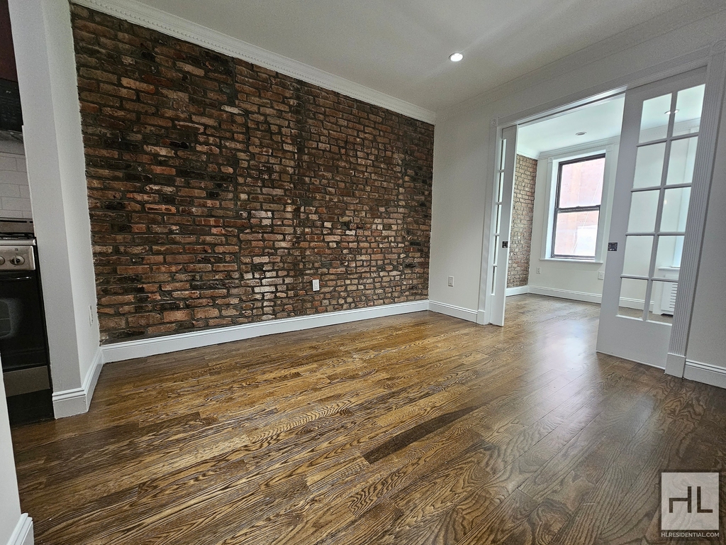 Mott Street - Photo 1