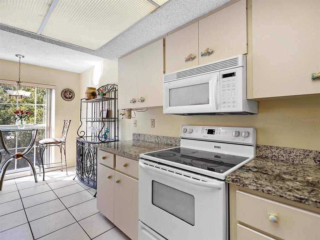 4415 Longmeadow - Photo 7