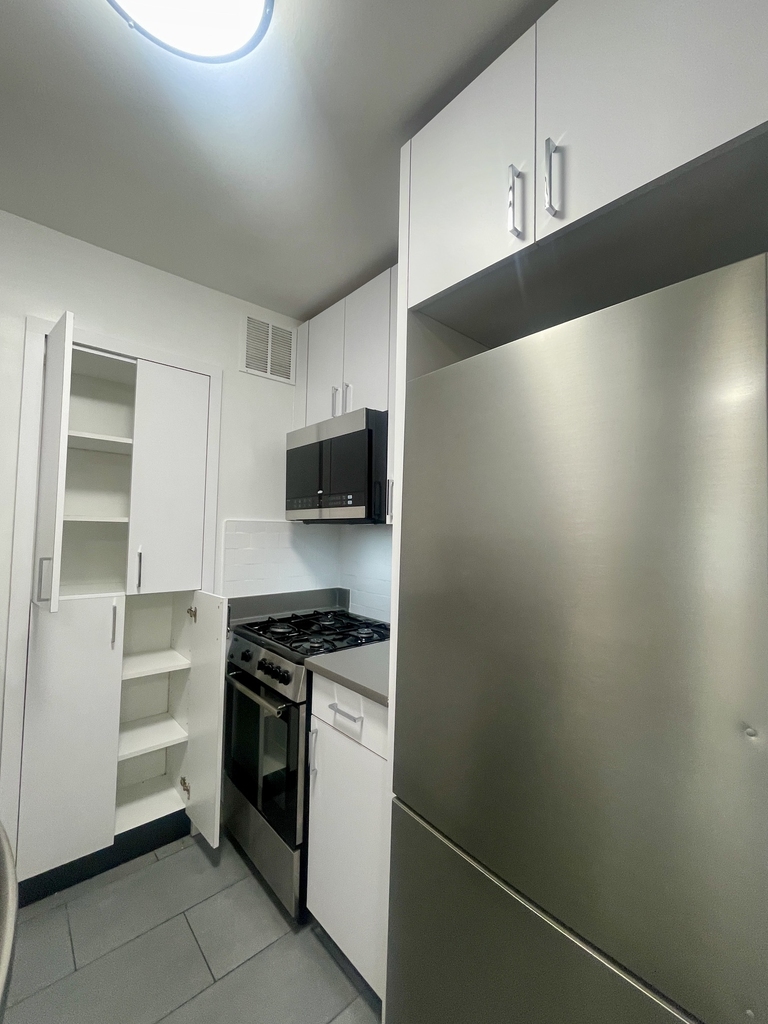 405 East 56th Street, 6J - Photo 4