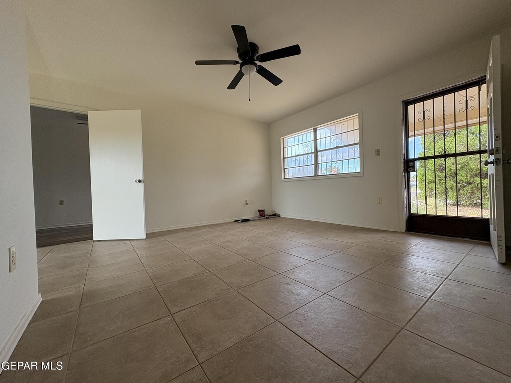 4900 Debeers Drive - Photo 3