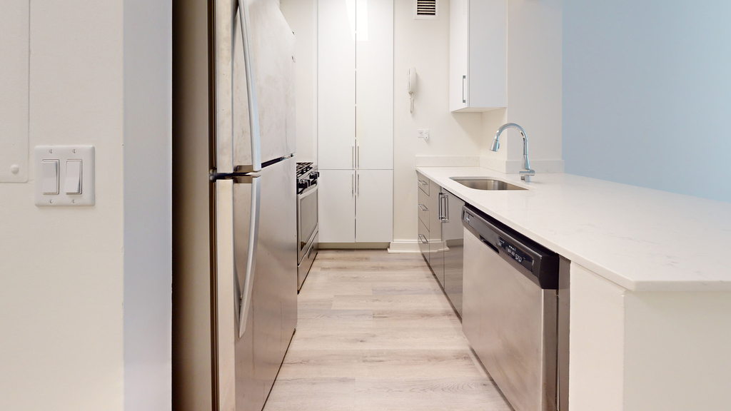 10 Hanover Square - Photo 1