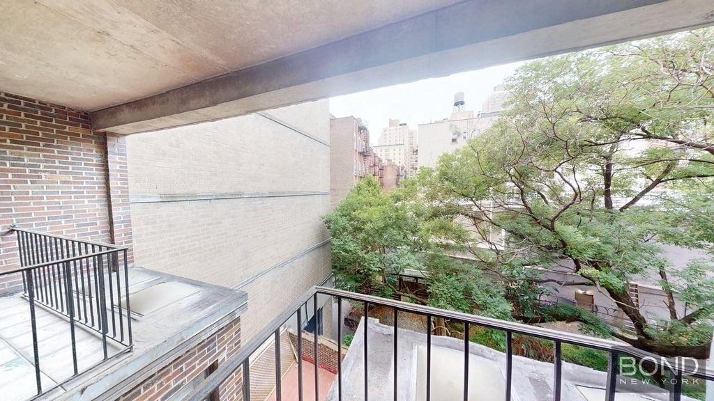 Second Avenue - Photo 2