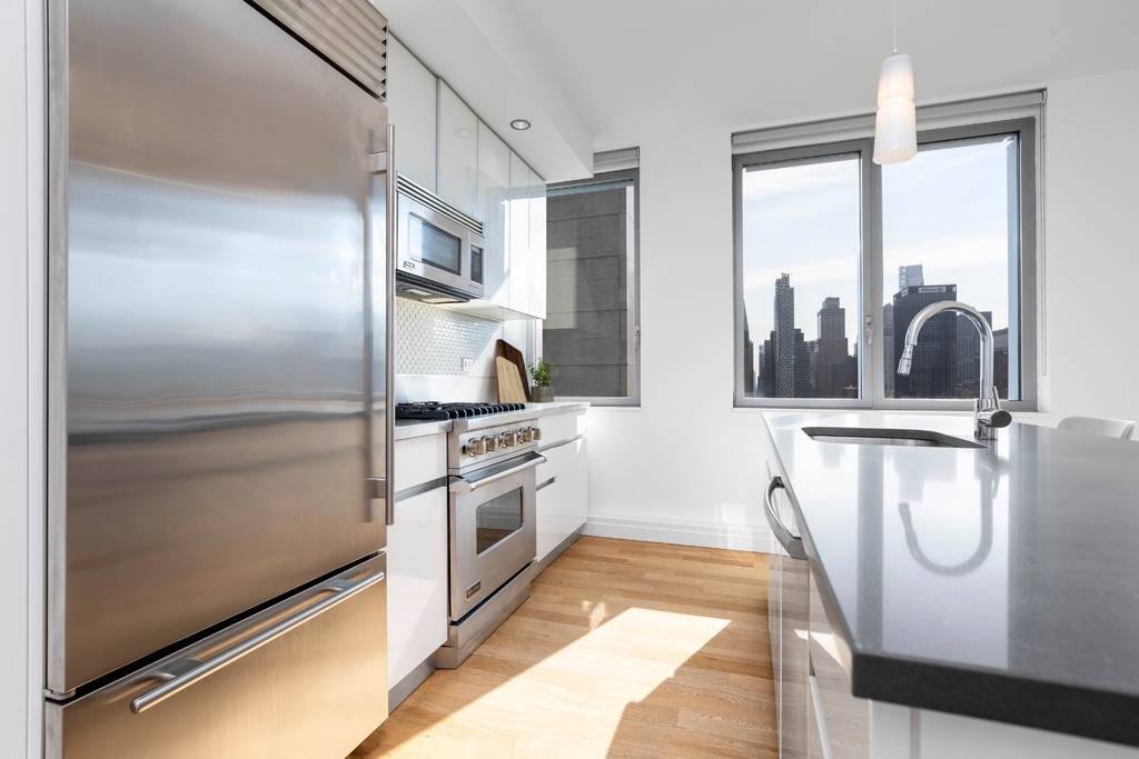 554 West 54th Street - Photo 4