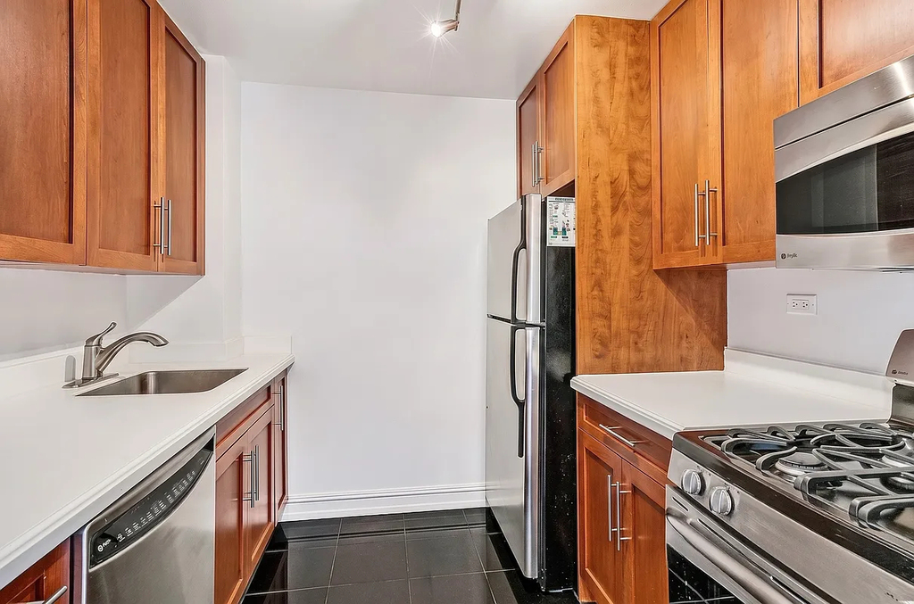 West 53rd - Photo 3