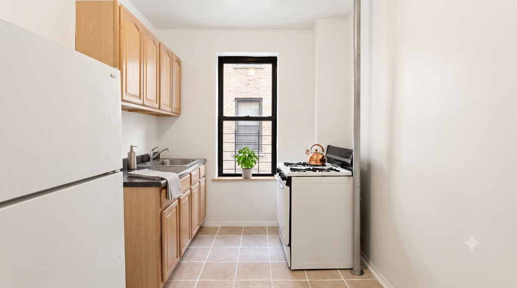 560 Isham Street - Photo 2