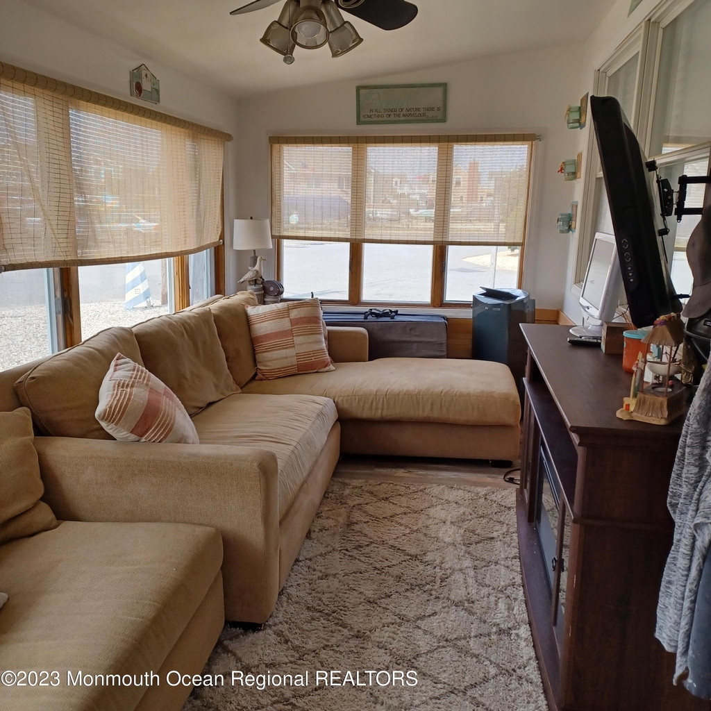 2100 S Bayview Avenue - Photo 7