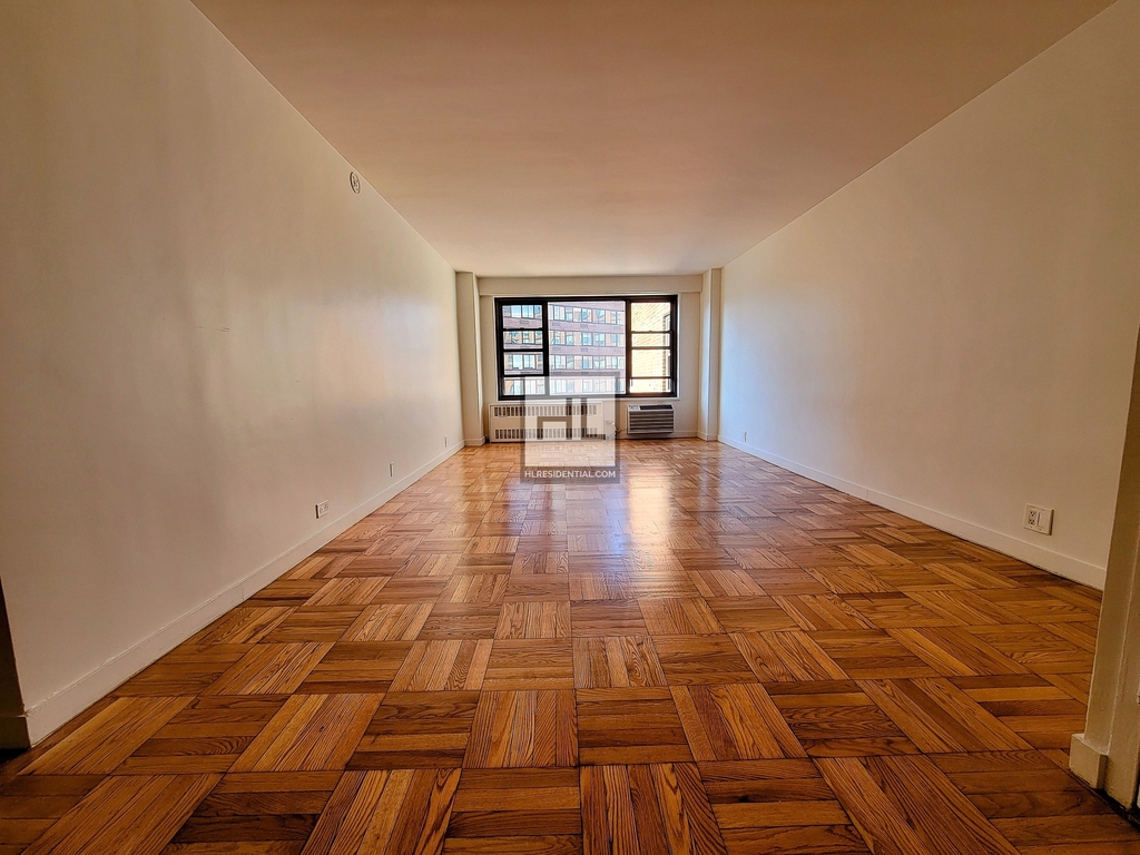 Fourth Avenue - Photo 2