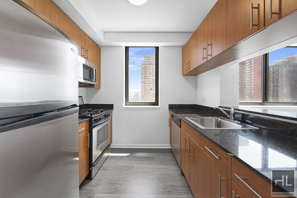 East 92nd Street - Photo 2