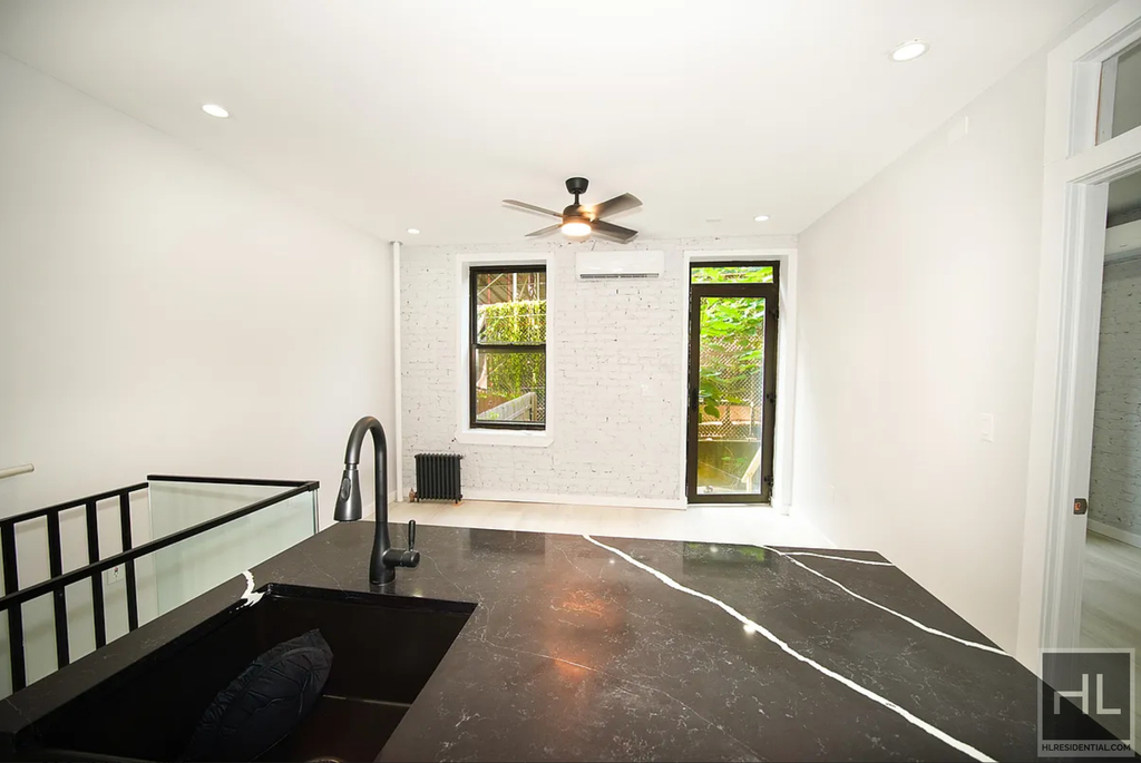 Stanton Street - Photo 3