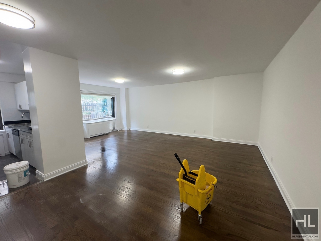 East 56 Street - Photo 0