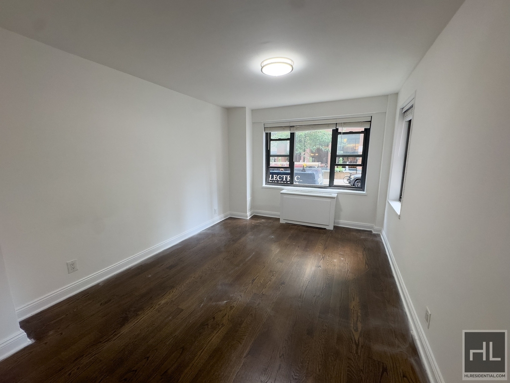 East 56 Street - Photo 1