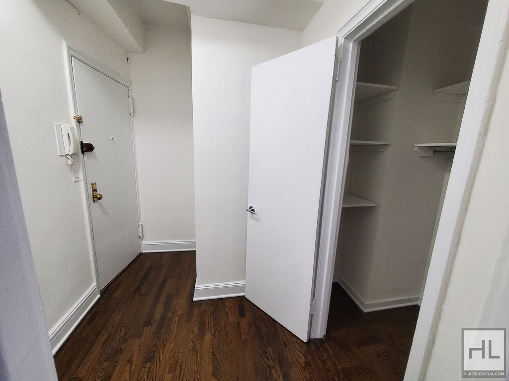 East 46 Street - Photo 2
