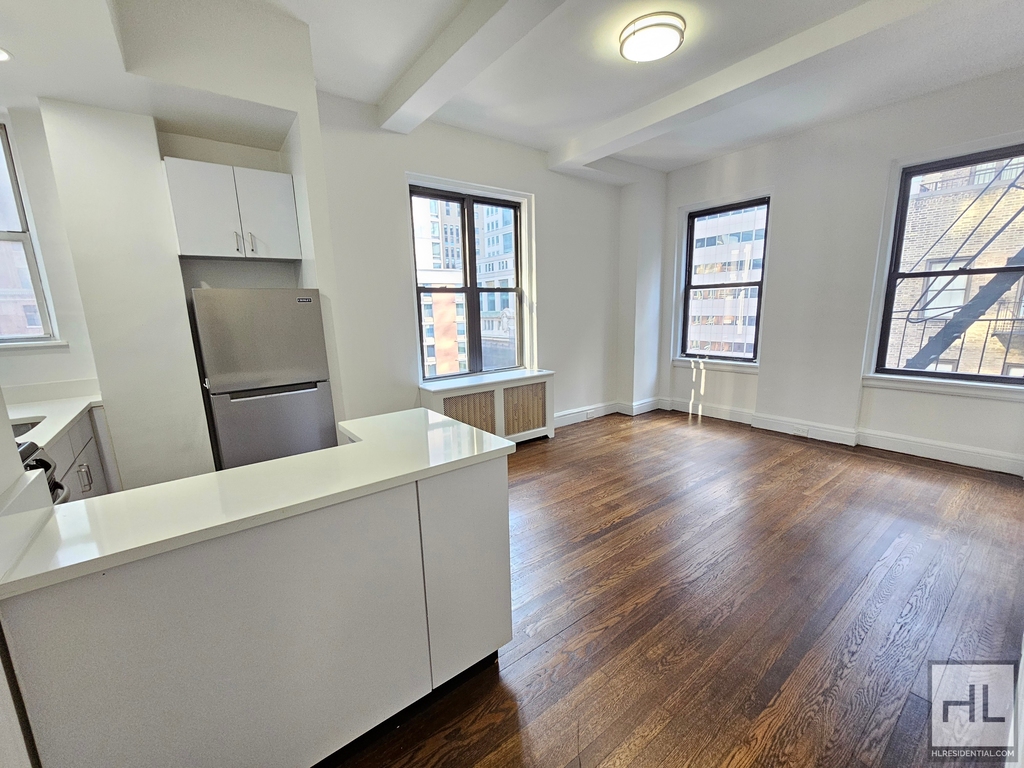 East 46 Street - Photo 0