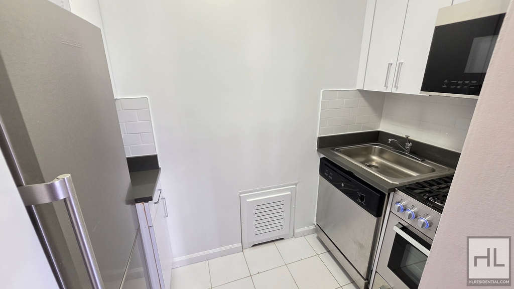 East 35 Street - Photo 6