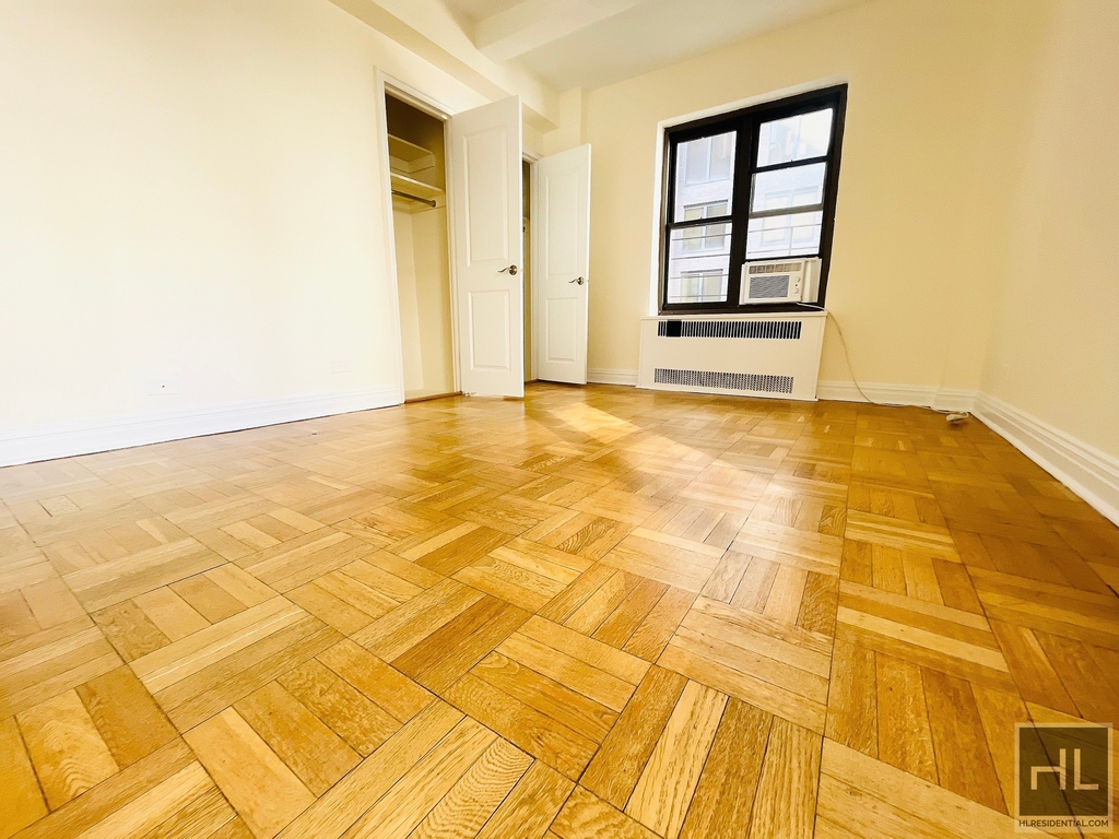 East 56 Street - Photo 0
