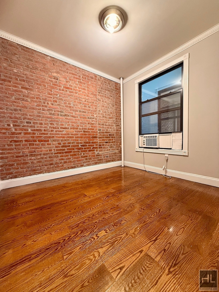 West 52 Street - Photo 2