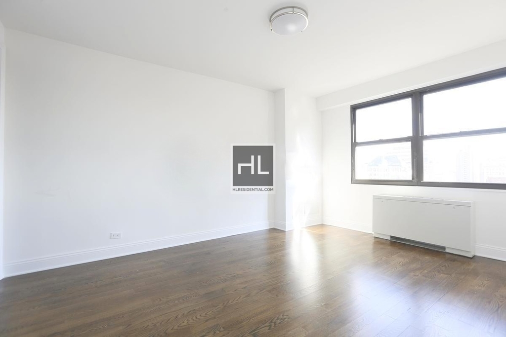 E 16 St - Photo 1