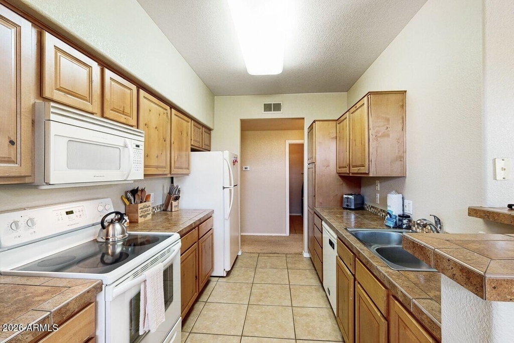 7050 E Sunrise Drive - Photo 7