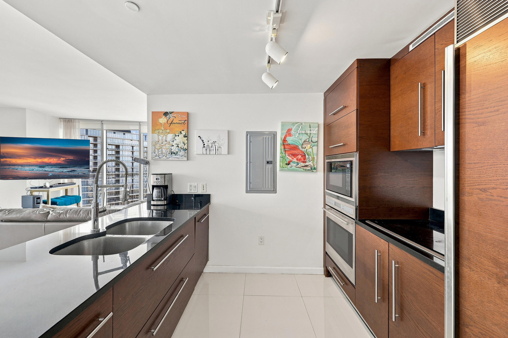 465 Brickell Avenue - Photo 2