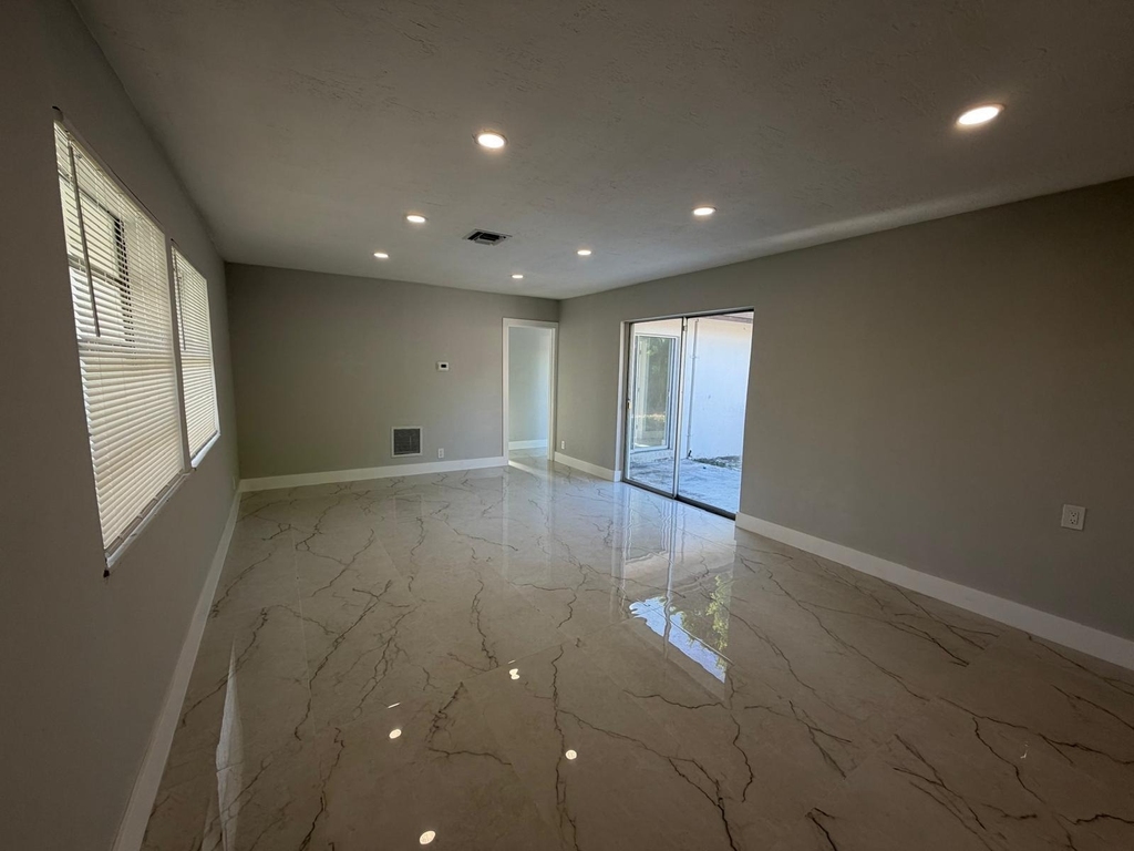 920 Ne 50th Street - Photo 1