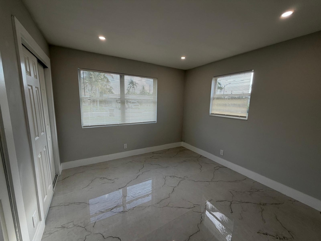 920 Ne 50th Street - Photo 3