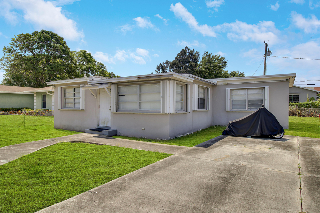 1325 W 32nd Street - Photo 0