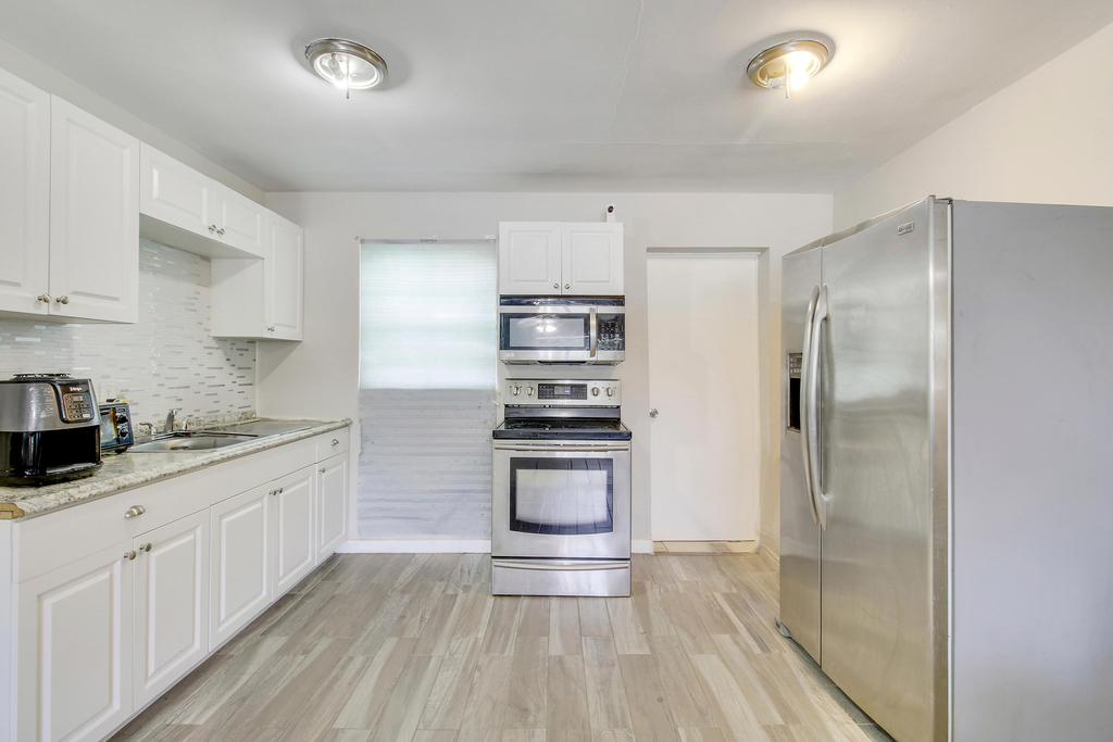 1325 W 32nd Street - Photo 5