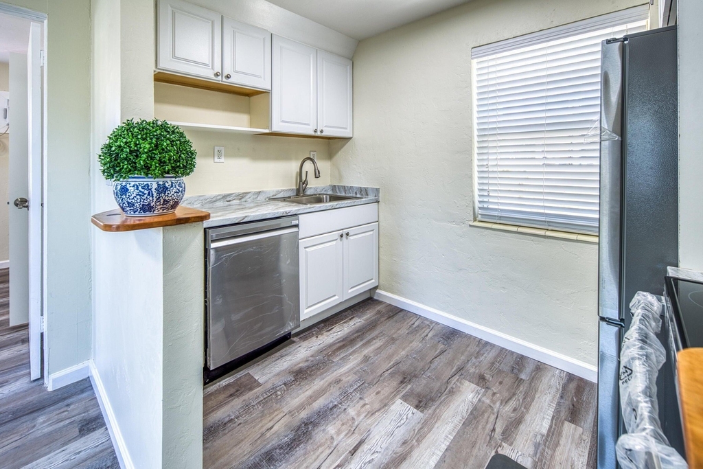 219 N E Street - Photo 4