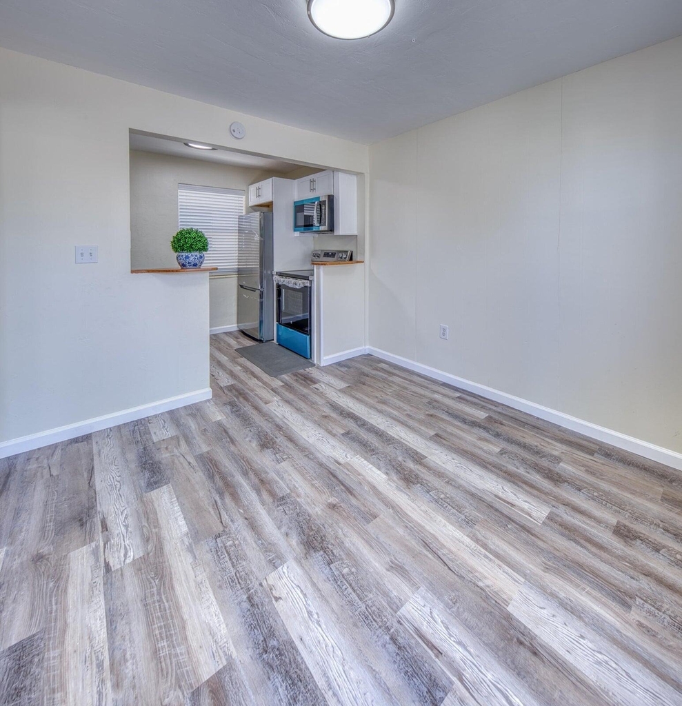 219 N E Street - Photo 2