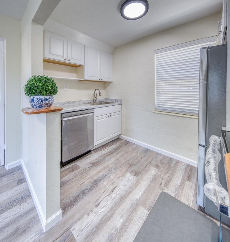 219 N E Street - Photo 5