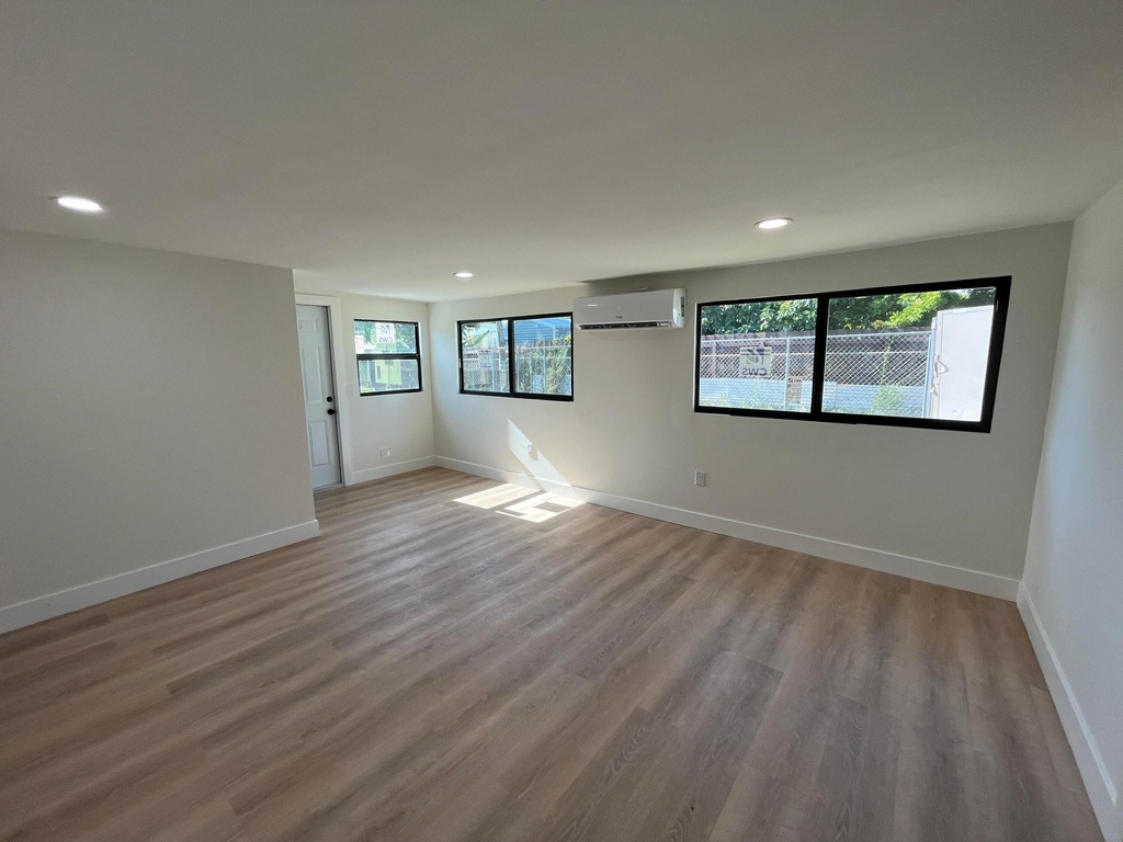 120 W 22nd Street - Photo 3