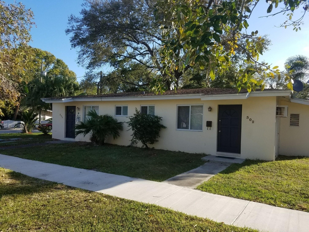 300 Sw 10th Avenue - Photo 0