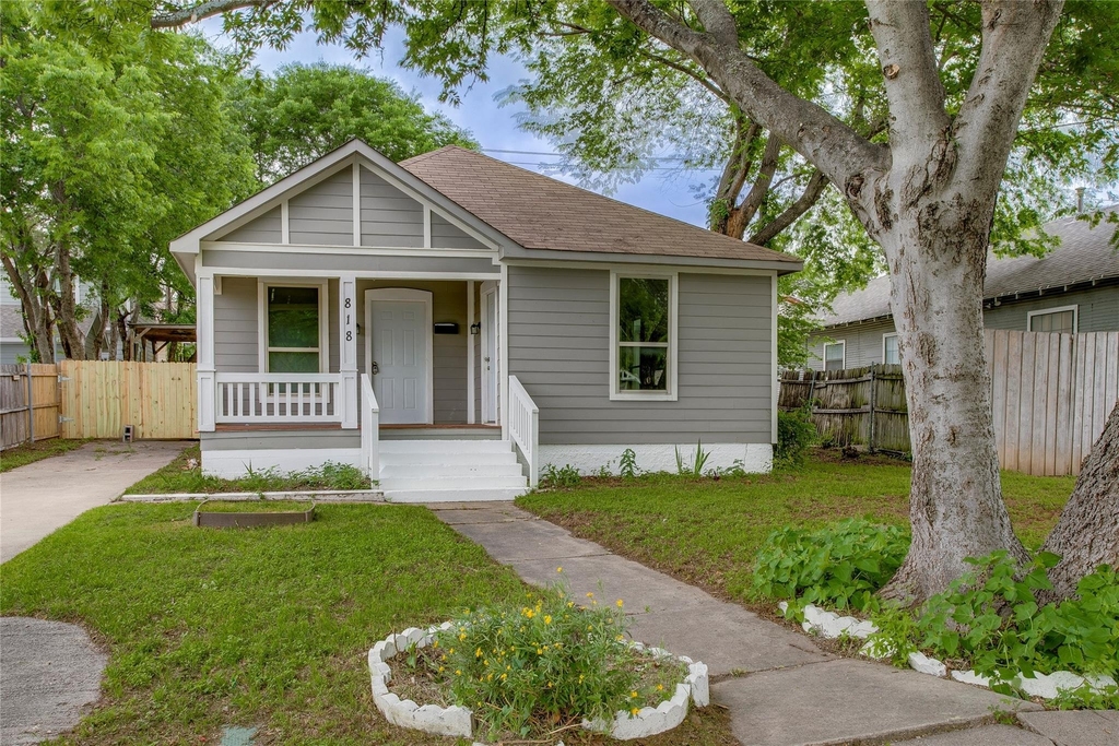 818 E Woodin Boulevard - Photo 2