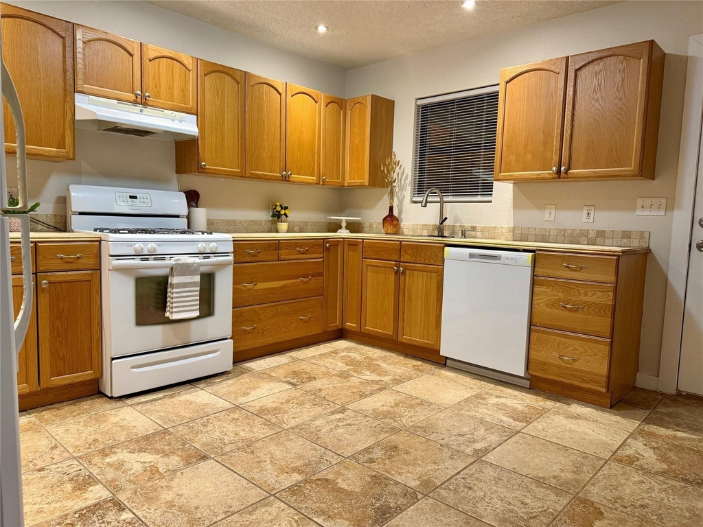 739 W Pine Street - Photo 4