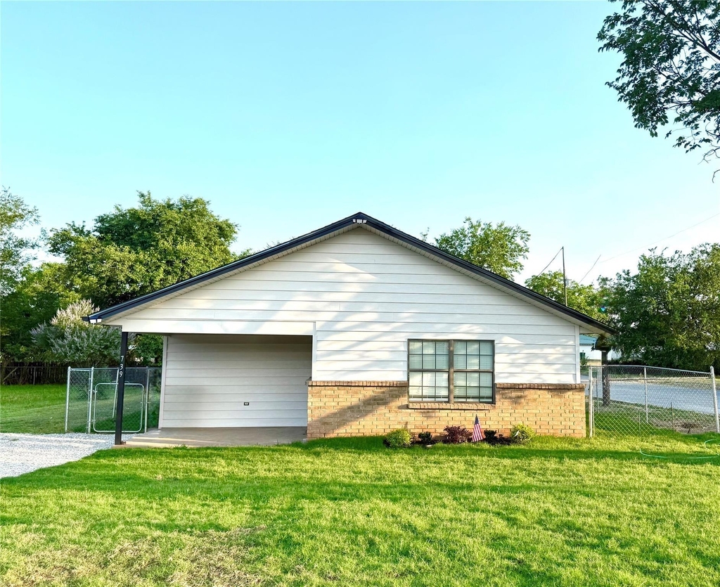 739 W Pine Street - Photo 0