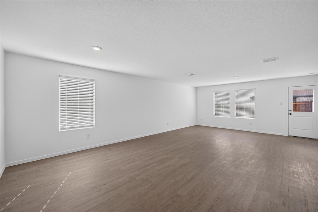 624 W Criner Street - Photo 9