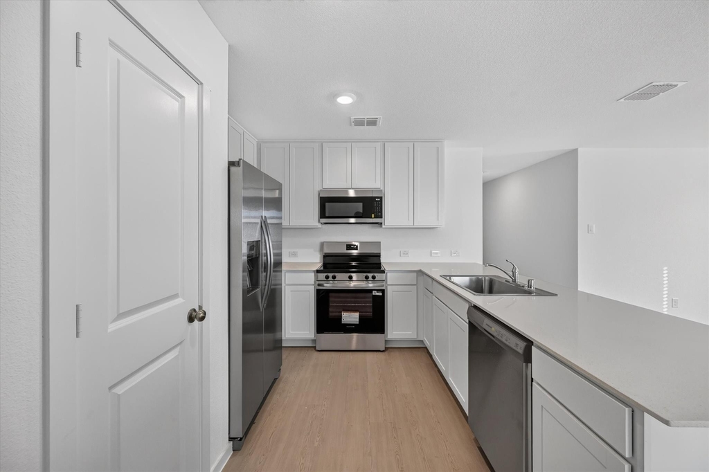 624 W Criner Street - Photo 4