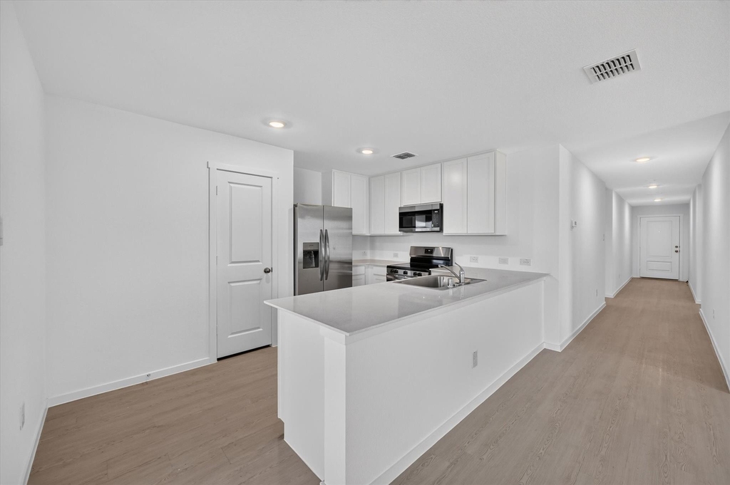 624 W Criner Street - Photo 3